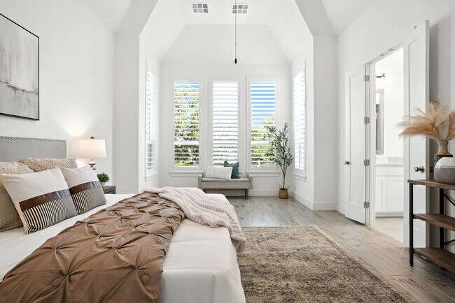 Building Photo - 220 Corazon