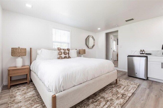 Building Photo - 640 Broadway St