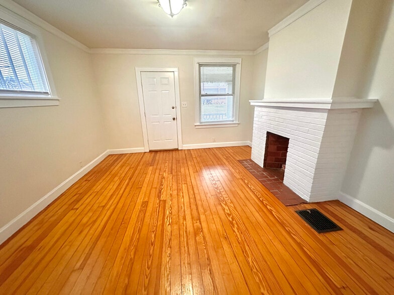 Building Photo - 4222 Broadway