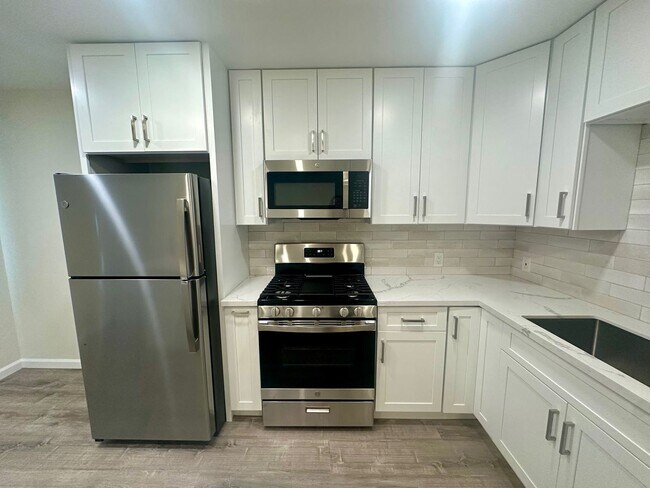 Building Photo - COMING SOON--Newly remodeled 2 bedroom 1 bath apartment 4 blocks from the beach