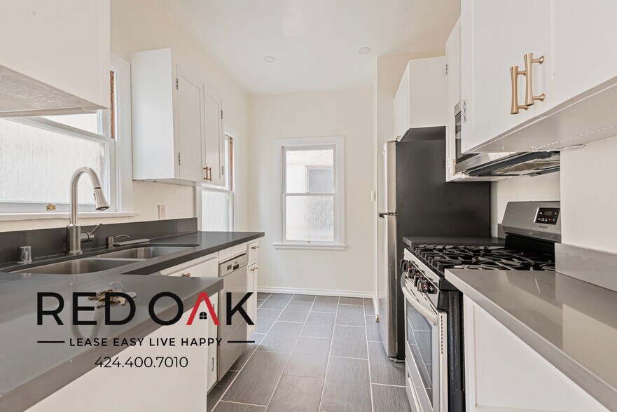 Building Photo - 852 N Oxford Ave