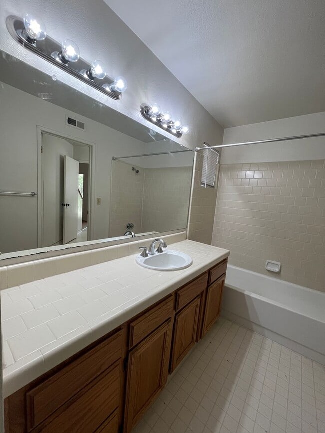 Building Photo - Robin