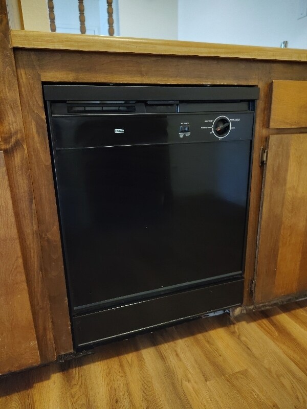 Building Photo - 2401 Christmas Tree Ln