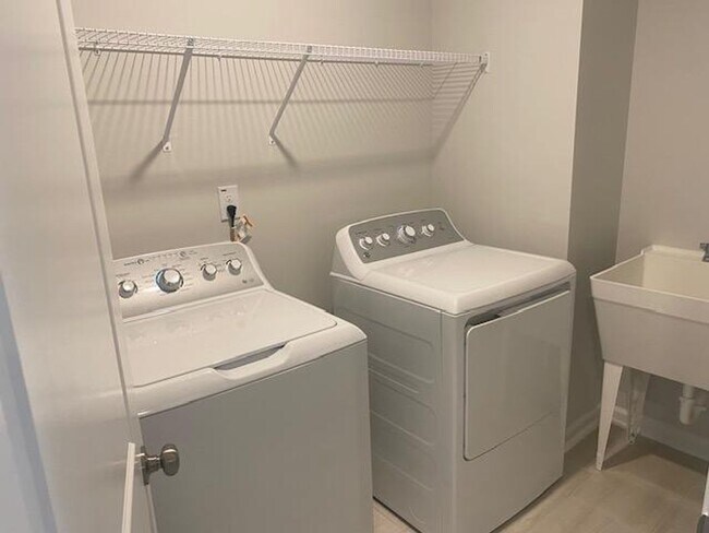 Building Photo - 5041 Arkose Dr