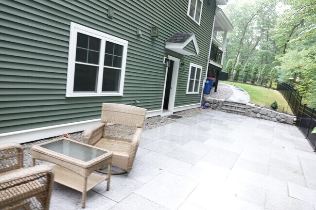 Building Photo - 4 Mill Pond LN