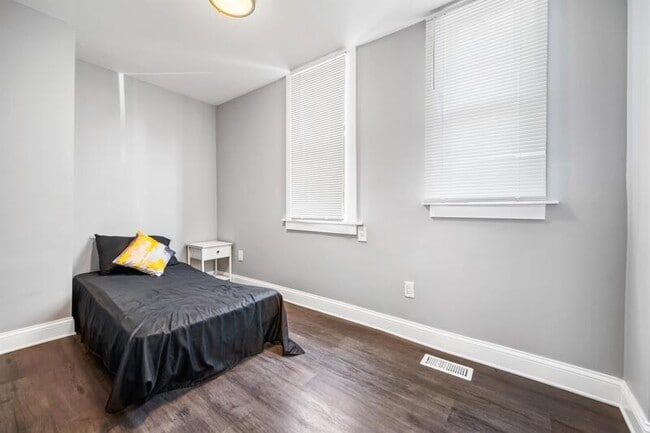 Building Photo - 1365 E 43rd St