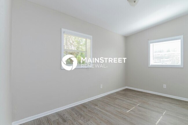 Building Photo - 3 Bedroom Pet-Friendly Home in Sarasota, FL with Main Street Renewal