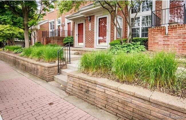 Primary Photo - 129 W Kenilworth Ave