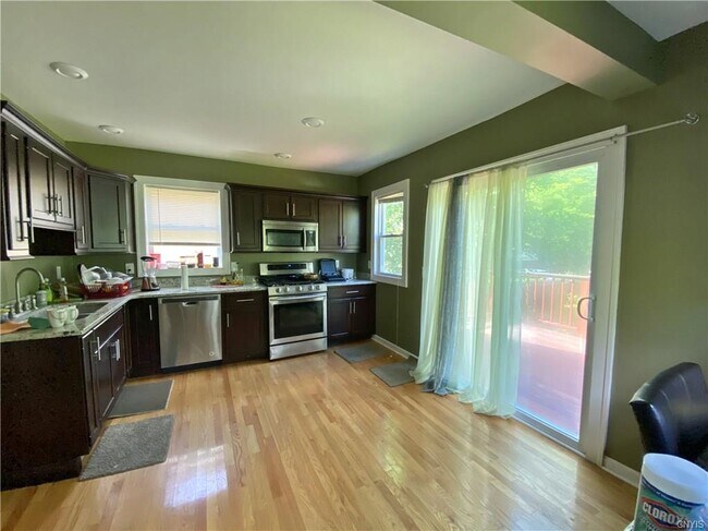 Building Photo - 208 Bassett St