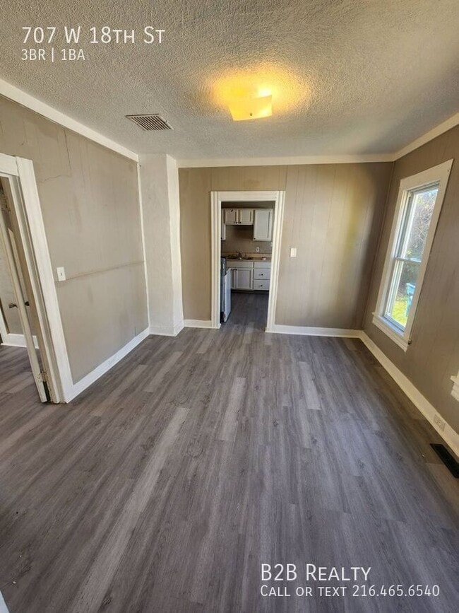 Building Photo - 707 W 18th St