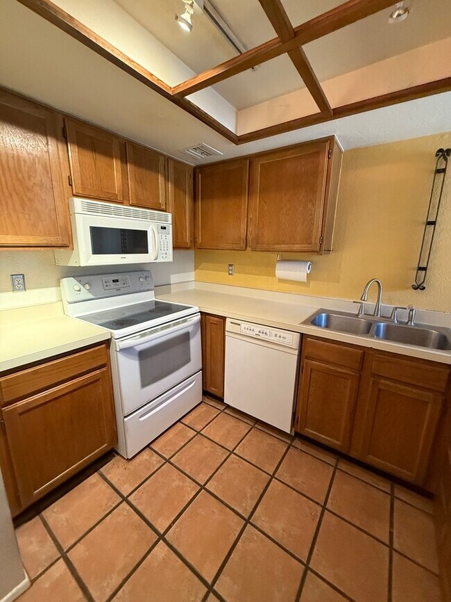 Building Photo - Town Home For Rent