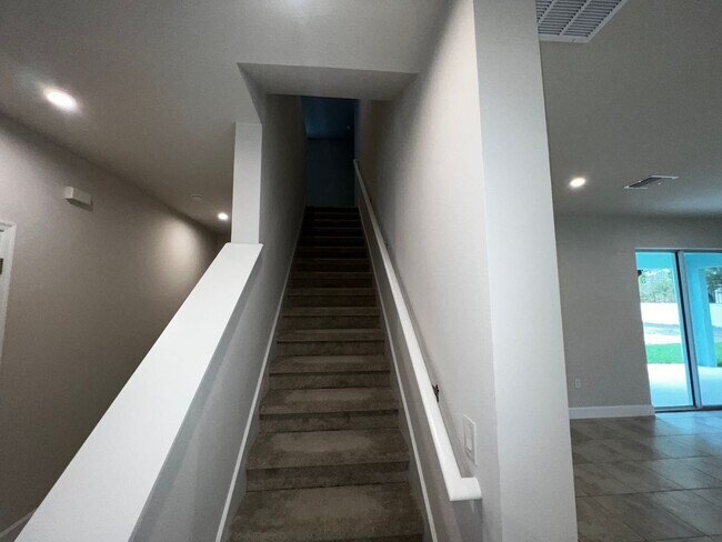 Building Photo - Stunning 5 bedroom 3 bath Winter Haven Home near Lego Land!