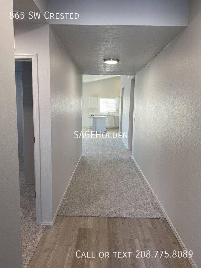 Building Photo - 865 SW Crested-
