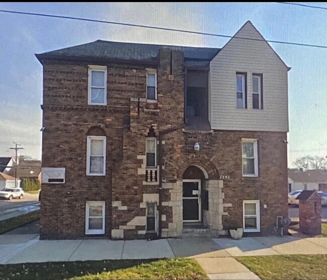 Building Photo - 7542 Manor