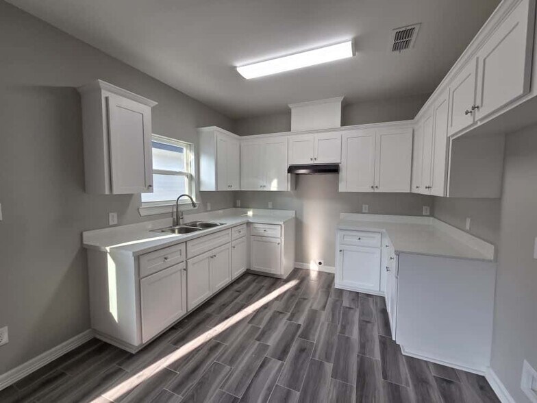 Building Photo - 508 W Tyler Ave