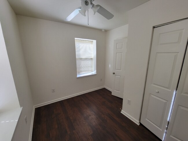 Building Photo - 815 Stoll St