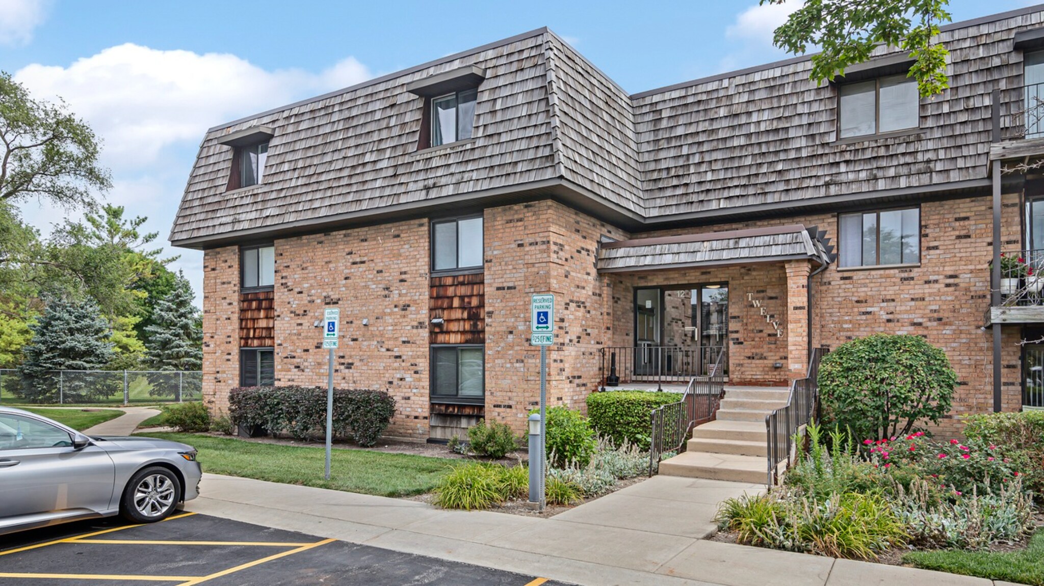 Building Photo - 12 Oak Creek Dr