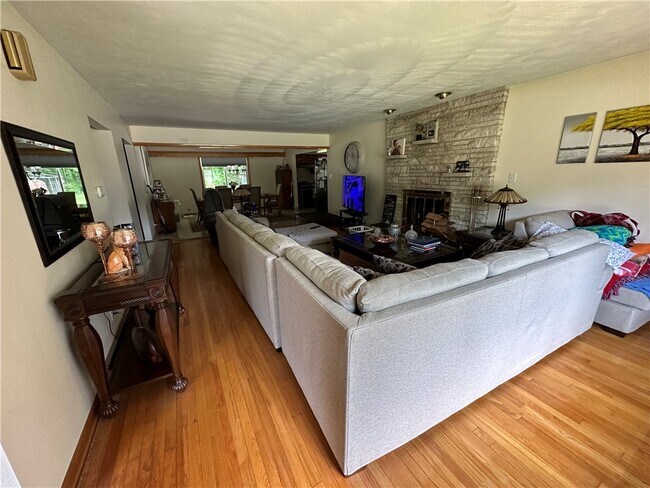 Building Photo - 6840 Haskell Dr