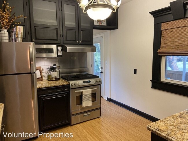 Building Photo - 3 br, 2 bath House - 401 Cleves St.