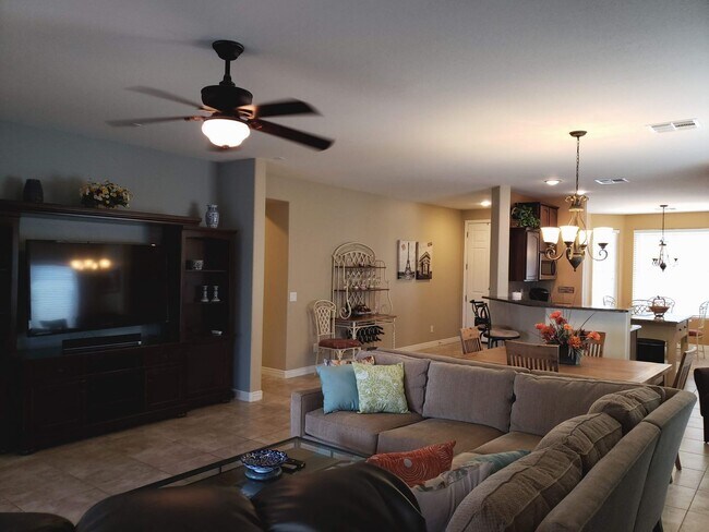 Building Photo - 208 E Caribbean Dr
