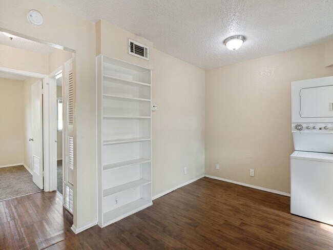 Building Photo - 2401 Manor Rd