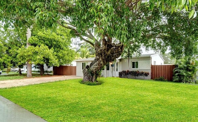 Building Photo - 1415 NE 25th St