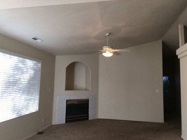 Building Photo - Spacious Home in New Harmony