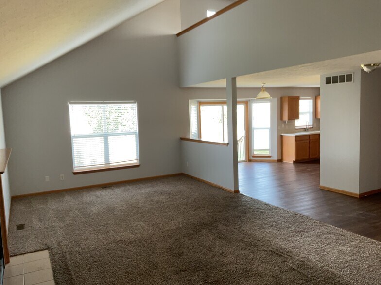 Building Photo - 948 Bradley Ln