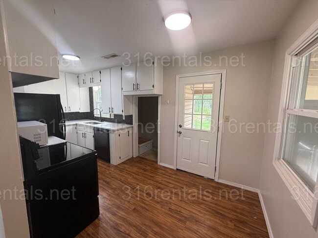 Building Photo - $1100 - 2 bedroom / 1 bathroom - Haysville...