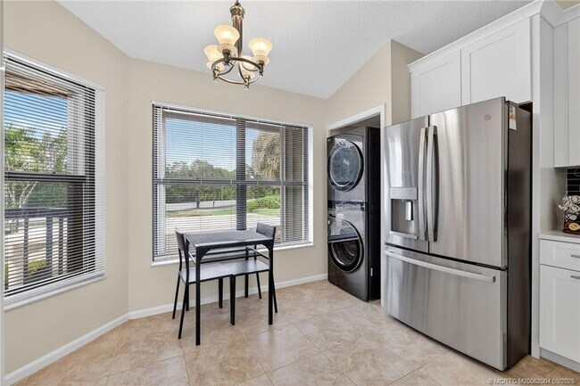 Building Photo - 6110 SE Martinique Dr