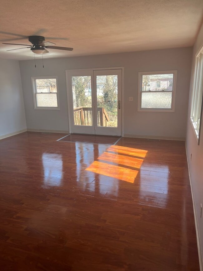 Building Photo - Great 2br/2ba home with large yard and large bonus room!