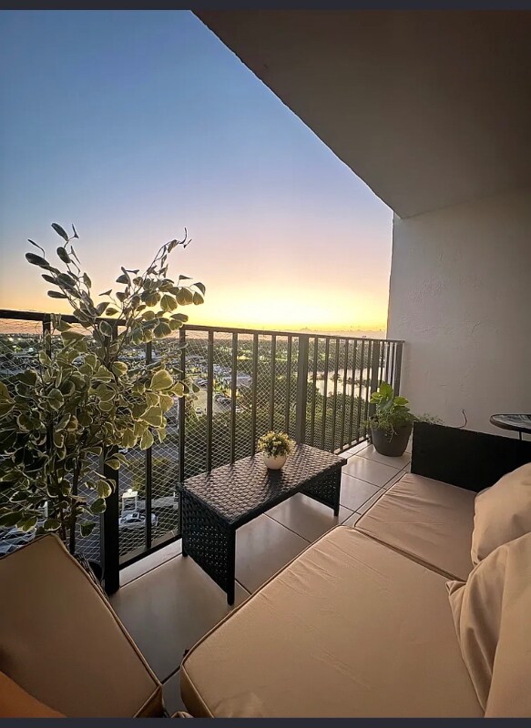 Building Photo - 1000 Parkview Dr