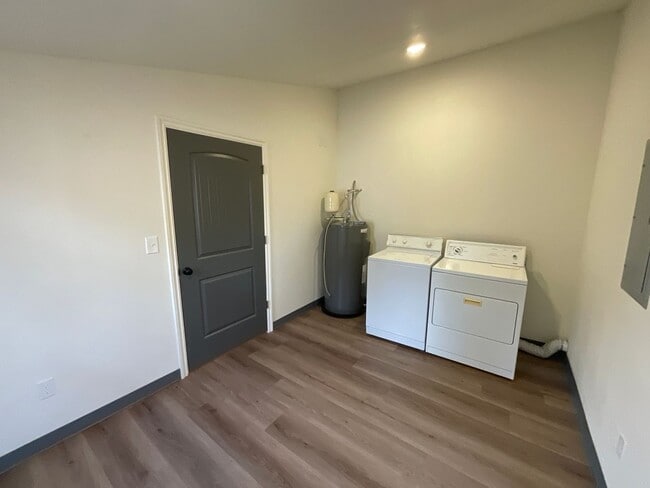 Building Photo - 547 E Hickory St