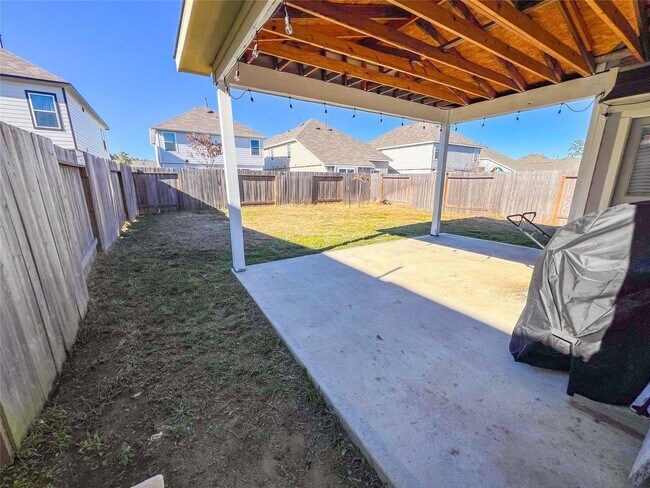 Building Photo - 2221 Middle Rdg Dr