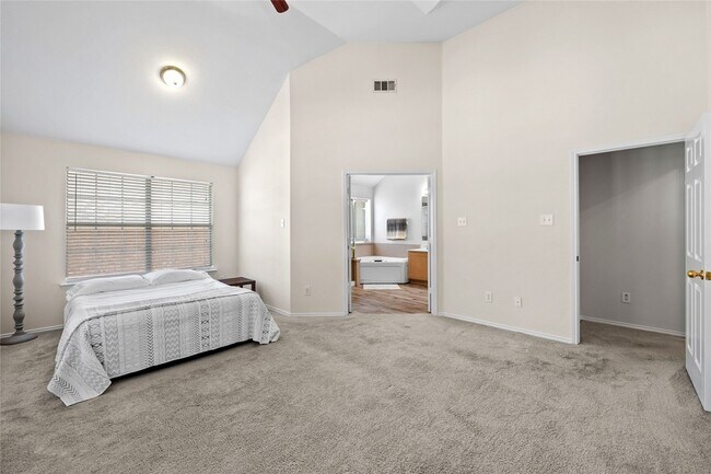 Building Photo - 2120 Crestlake Dr