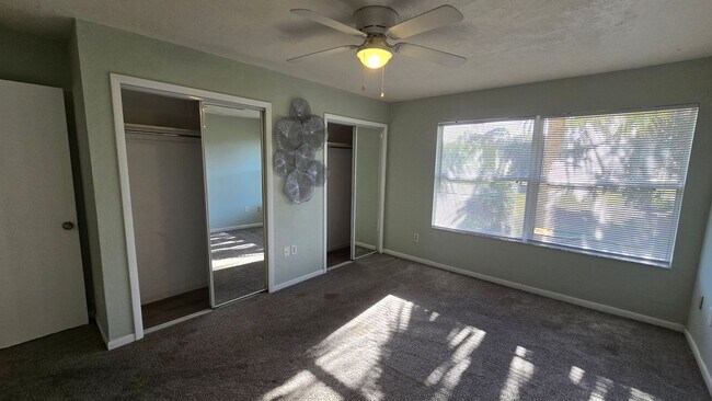 Building Photo - 3 bedroom 2 bath 2nd floor condo