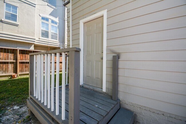 Building Photo - 2718 Wroxton Rd
