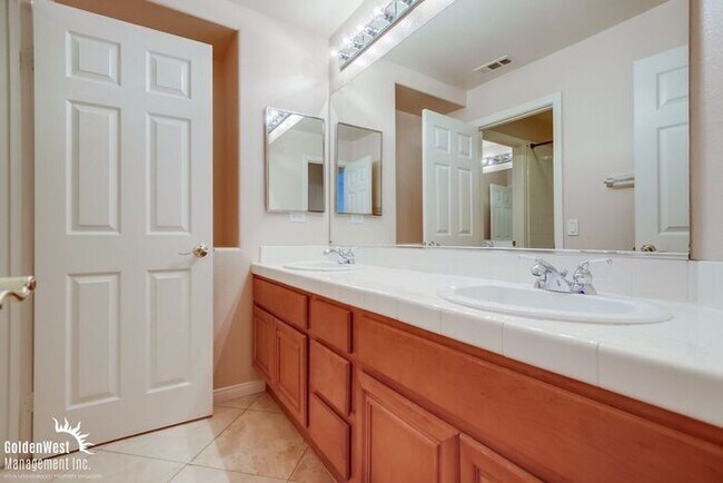 Building Photo - Gorgeous 4Bdm 2.5Ba Two-Story Home in San ...
