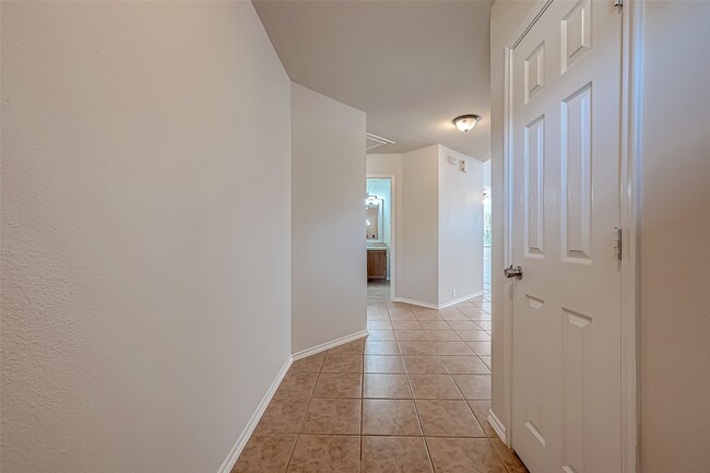 Building Photo - 5910 Spring Sunrise Dr