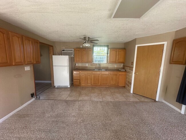 Building Photo - One bedroom, One bathroom front/back duplex. Pet Friendly! Located in Scottsbluff!