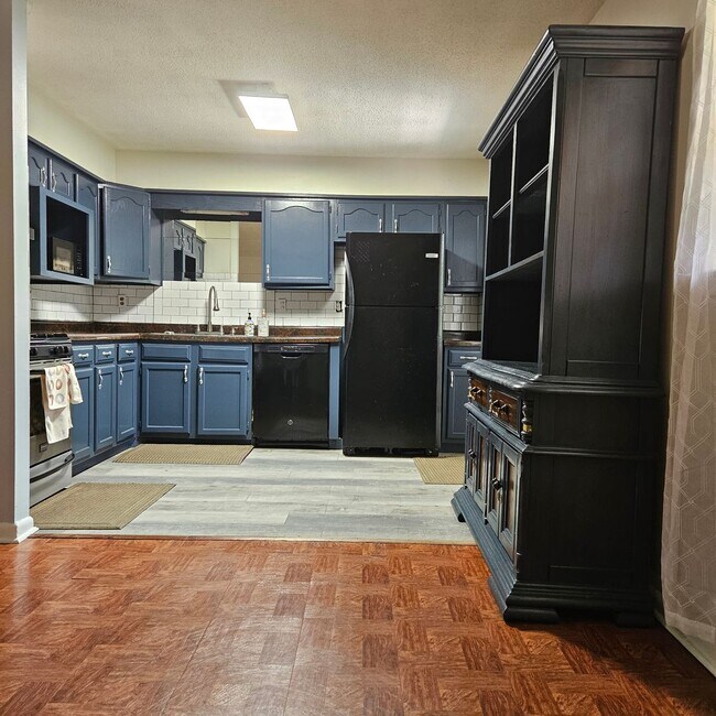 Building Photo - 5 bedroom/2 bath split-level home