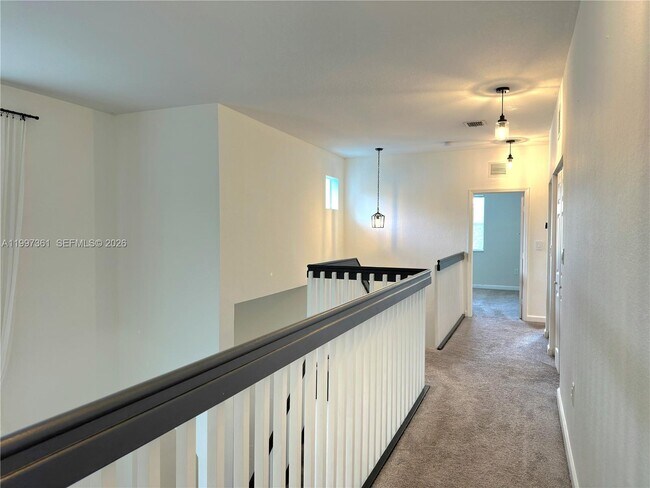 Building Photo - 343 NE 36th Terrace