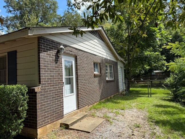 Building Photo - SELF TOURING AVAILABLE - Nice House with F...