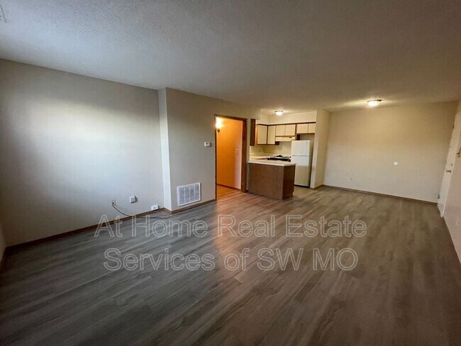 Building Photo - 2856 S Rogers Ave