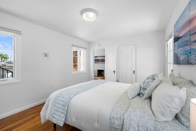 Building Photo - Charming 2 Bed 1 bath "fully furnished mon...