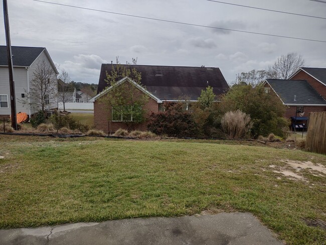Building Photo - GREAT Four Bedroom Home Located in the Sum...