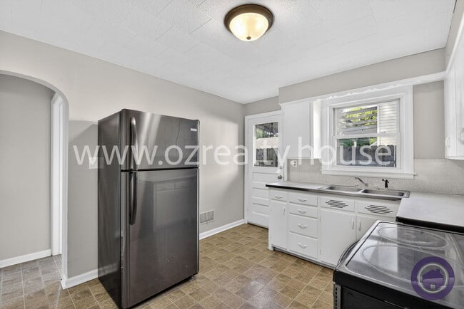 Building Photo - 123 S Masters Ct