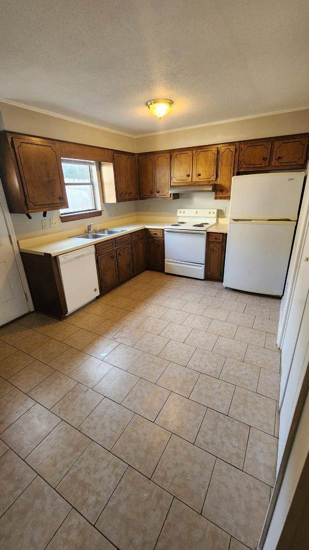 Building Photo - Townhouse featuring 2 bedrooms and 1 1/2 bathrooms in the heart of North Augusta!