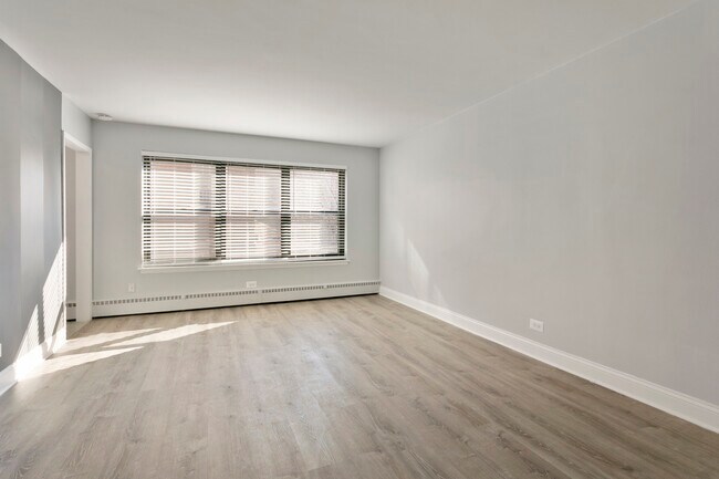 Building Photo - 5858 N Sheridan Rd