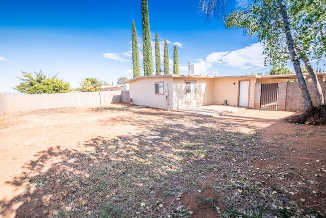 Building Photo - 3 Bedroom, 2 Bath Home, 1 Car Garage, Large Fenced Yard!